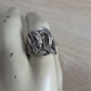 🌹#93 Paparazzi Silver Celtic Knot Ring